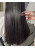 やわらか質感の艶髪ストレート