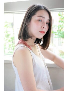 ルティア(Lutia) センターパート グレージュ ワンカールスタイリング ★★