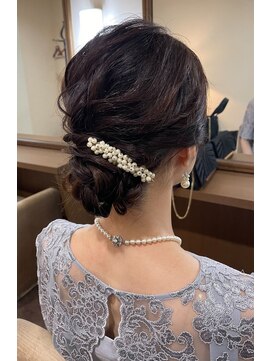 パリスパート2 トップ サイド ゆるめ 編み込み シニヨン ヘアアレンジ