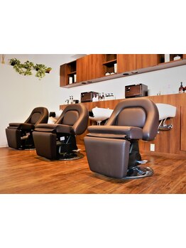 インテリアにこだわった、落ち着いた店内で至福のサロンタイムを―。周りを気にせずリラックスできる空間＊