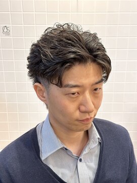 ゼロスバーバー(0's BARBER SHOP) ビジネスパーマ/フェザー/メンズパーマ/ニュアンス/アップバング