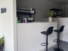 ノエヘア(Noe hair)の雰囲気（バーカウンターのような店内。）