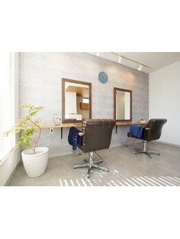 シックな落ち着いた雰囲気の店内は大人女性におすすめの空間♪地域密着型サロン*