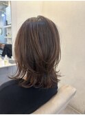 動きたっぷりなミディアムレイヤースタイル
