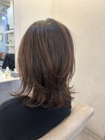 トッカ ヘアアンドトリートメント 難波店 動きたっぷりなミディアムレイヤースタイル