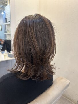 トッカ ヘアアンドトリートメント 難波店 動きたっぷりなミディアムレイヤースタイル