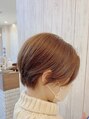 シュシュクルール(Chou Chou Couleur)&nbsp;うる艶・少し明るめ耳掛けショート・ボブ。