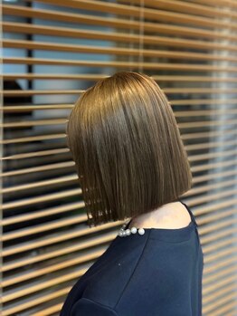 ビークラッシー(b-classy)の写真/女性らしさに欠かせない”髪のツヤ”理想のあなたになるお手伝い◇透明感のある白髪染めをご体感ください◇