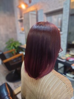 ヴァローグ(Valorg)の写真/乾燥した髪に潤いを与える贅沢ケアで、触れたくなる手触りがツヤツヤな美髪をサポート☆