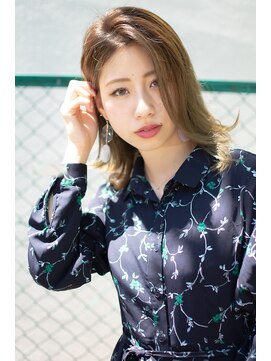 ノイン(noine) 透けるような髪色が、こなれた印象に仕上げてくれる。