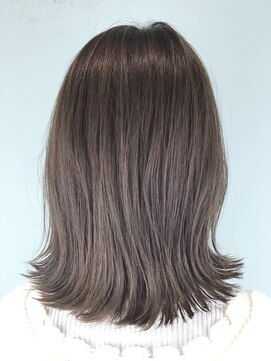 トレパルッキエーレ(tre parrucchiere) ［-tre-］外はねミディアム