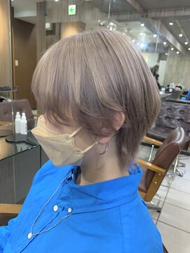 トムキャット(TOM CAT) ケアブリーチでウルフカットなミルキーベージュ