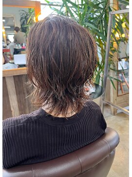 ビハインドザカーテン(BEHIND THE CURTAIN) 癖を活かした大人ミディ×大人レイヤーウルフヘア