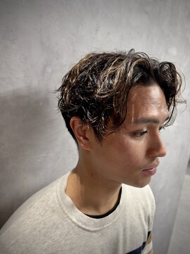 クロムトウキョウ ザ バーバー ネオン 新宿店(CHROM TOKYO the Barber ne/on) 新宿/センターパート/ツイスパ