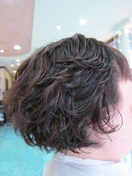 ネス(NESS) バックにボリュームのあるゆるめカールパーマスタイル