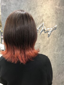 ノイ(Noy) 裾カラーピンク外ハネスタイル