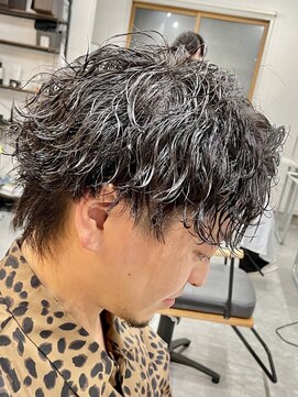 フゥ 宇都宮(FeU) 波巻きパーマ センターパート マッシュウルフ スパイラルパーマ