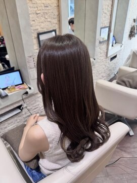 ヴィサージュプラス(VISAGE plus) セミロング×赤み消し明るめカラー♪