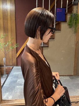 サムウェア(SOMEWHERE) 顎ラインより少し高い切りっぱなしのボブ