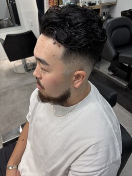 イントロバイフィーネ 渋谷(INTRO . by Fi-Ne) バーバーラルフカールオールバックスキンフェード/渋谷