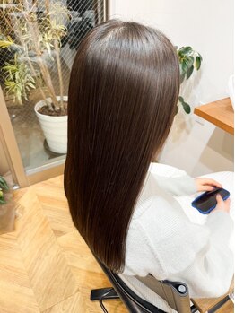 暗くなる白髪染めはもう卒業！白髪を活かした透明感カラーで、ナチュラルに上品な大人の魅力を演出♪