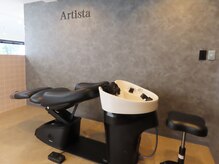 HAIR MAKE Artistaの雰囲気（リラクゼーション効果の高いシャンプー台です。）