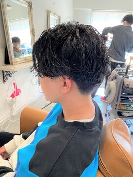 アンティコ(Antico) ツイストスパイラルセンターパートモテ髪マッシュショート束感