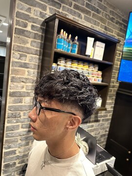 ミリオンバックス 御徒町店(Million Backs) スペインカール/フェード/波巻き<理容室>[メンズ/シェービング]