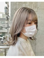 ホワイトベージュ×顔まわりレイヤーカット
