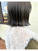 オリーブグレージュ　切りっぱなしボブ　外ハネ