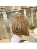 ハイトーンボブ　前下がり　切りっぱなし　ページュカラー
