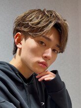 清潔感も、こなれ感も。アップバングフェザーショート