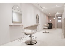 11坪の小さな美容室です。古民家改装の1階が当店となります。