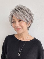 シオミエイチ タイムレス 垂水(shiomi H timeless)&nbsp;トップふんわり／グレイヘア/レイヤー/ソフトピクシーカット