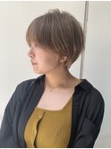 ペールベージュ/美しいショートヘア