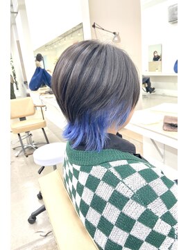 ニュート(Neut ) インナーカラーブルー/ブラック/ウルフカット