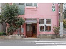 お店の外観です.北馬込１丁目信号前のピンク色の建物１階です。