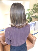 ヘアアンドメイクフリッシュ(HAIR&MAKE FRISCH) インナーピンク　ホワイトグレージュ コンマヘア くすみブルー