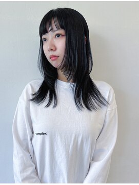 イル(ill) ミディアムウルフ　ぱっつん前髪