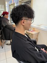 アイズ 海老名(AIZU)&nbsp;ツイストスパイラルパーマ×刈り上げマッシュ メンズパーマ 眉毛