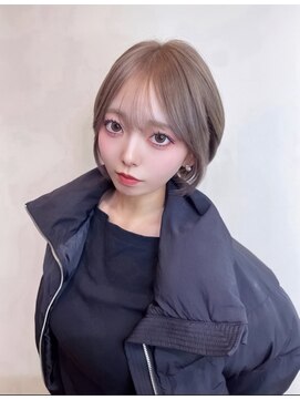 透明感たっぷりミルクグレージュ×ショートボブ