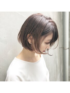 リタ(Lita) 小顔　前下がりボブ　耳かけ　イルミナカラー　斜めバング