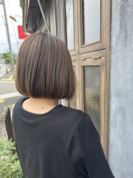 クララデアンシュシュ(Kurara de UN CHOU CHOU) クールな前下がりボブ