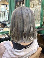 ヘアーラウンジ アンフィ 井土ヶ谷(Hair Lounge Anphi) シルバーグレージュ/ブリーチカラー