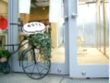 ノート(NOTE)の雰囲気（原宿の喧騒を感じない、落ち着く自然光と店内。）