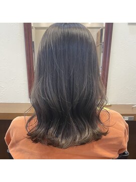 カミナ(KAMINA) 柔らかいベージュカラー。