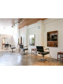 心地よい自然光が差し込み、五感で楽しめるこだわりの空間。ライフスタイルに寄り添ったプライベートサロン