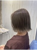 切りっぱなしミニボブとグレージュカラー