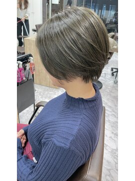 ルオーブ(L'aube) 透明感オリーブカラーマニッシュショートボブ