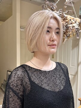 ホテリー(Hotely) ホワイトブロンドカラーブリーチあり20代ボブ代官山